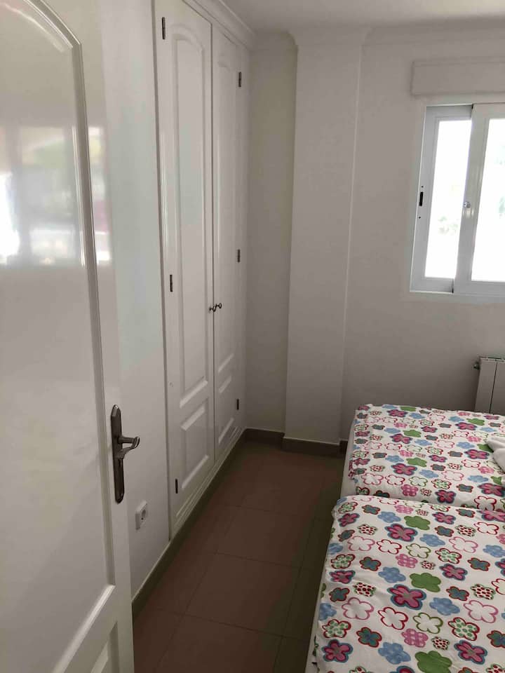 חדר השינה בארון 2 נמצא בקומת הקרקע.