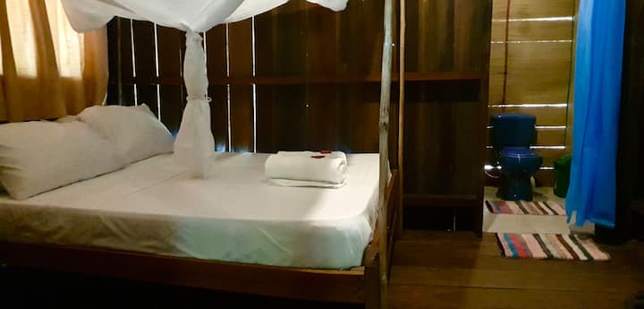 Bed for two with awning

Queen bed, semi soft mattress, with mosquito net, fan, private bathroom, shower (toilet paper, hand towels, soap and air freshener) We do not have a TV. No internet, but the connection is full of nature.