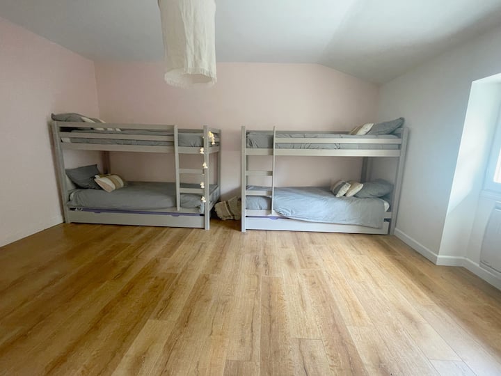 2 stapelbedden met 2 ladebedden