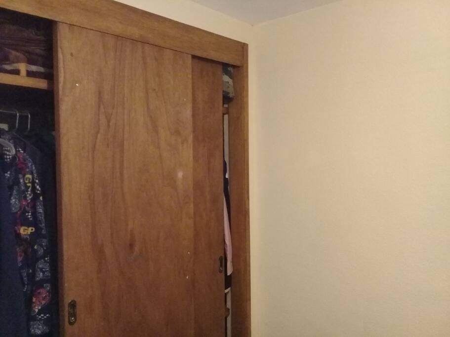 Vista del closet en la habitacion