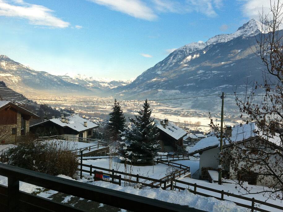 Paesaggio invernale verso la città di Aosta