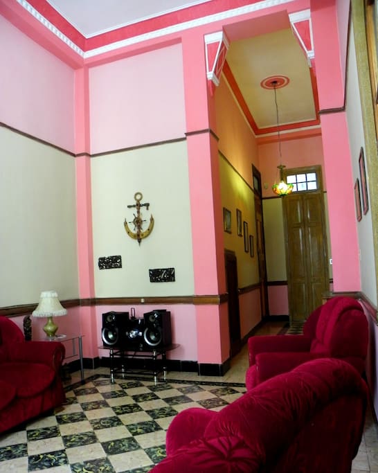 La amplia sala con su recibidor
