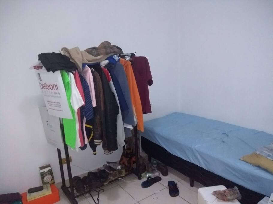 Quarto, cama e arara