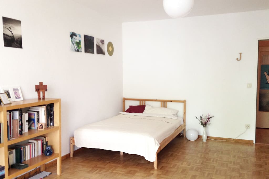 Large and bright living room with a cosy bed (1,40m) and a soft mattress.