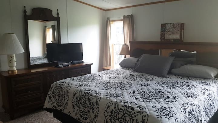 Chumba cha kulala cha kiwango cha juu kilicho na kitanda aina ya king