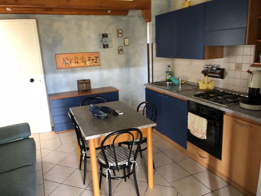 Soggiorno con cucina, tavolo da pranzo