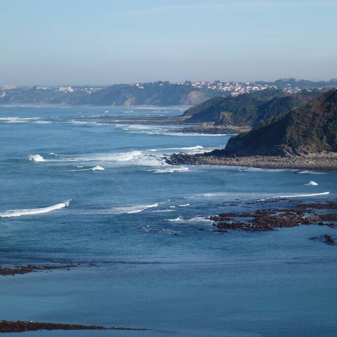 Succession de rochers et de plages jusqu'en Espagne