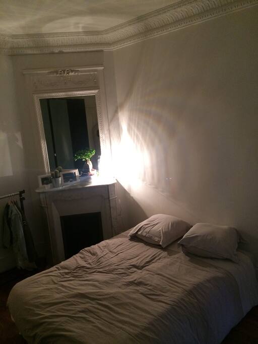 Chambre très confortable avec cheminée et espace de rangement.