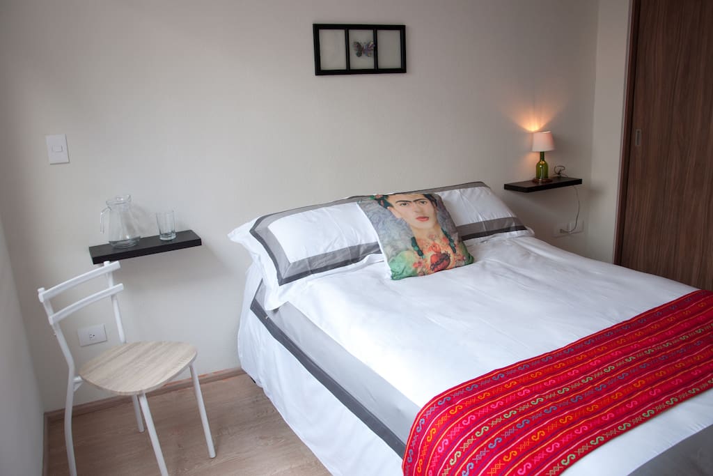 Habitación 1 : cómoda y tranquila, con baño privado, espaciosa y con un closet para tu uso