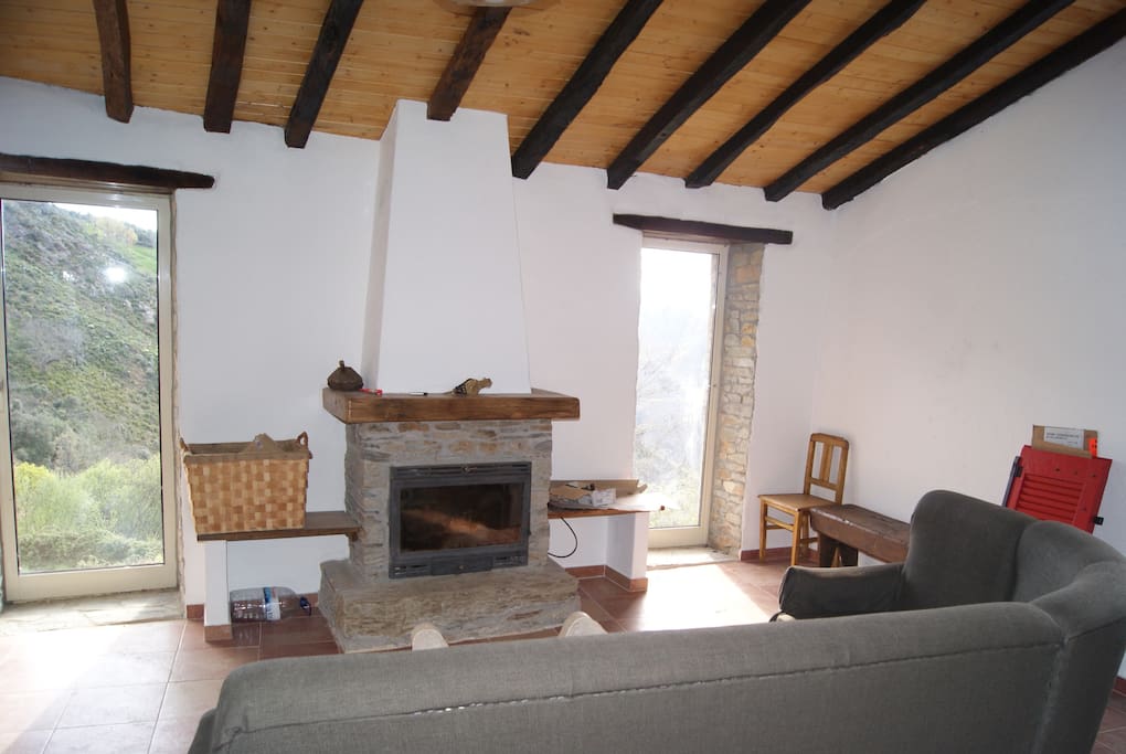 Sittingroom with fireplace