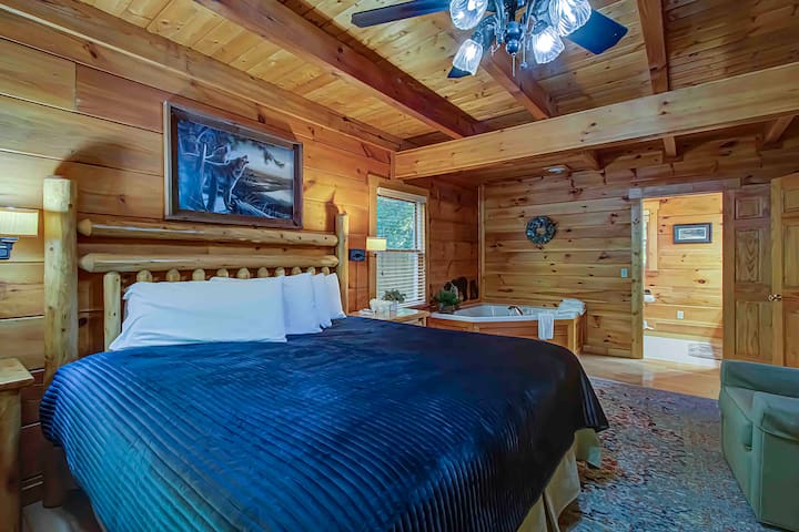 ארבעה אנשים יכולים לישון בקומה הראשית. מיטת קווין סייז בסלון וסוויטת קינג סייז