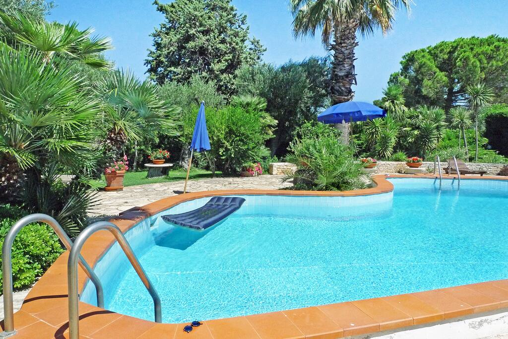 giardino esterno con piscina