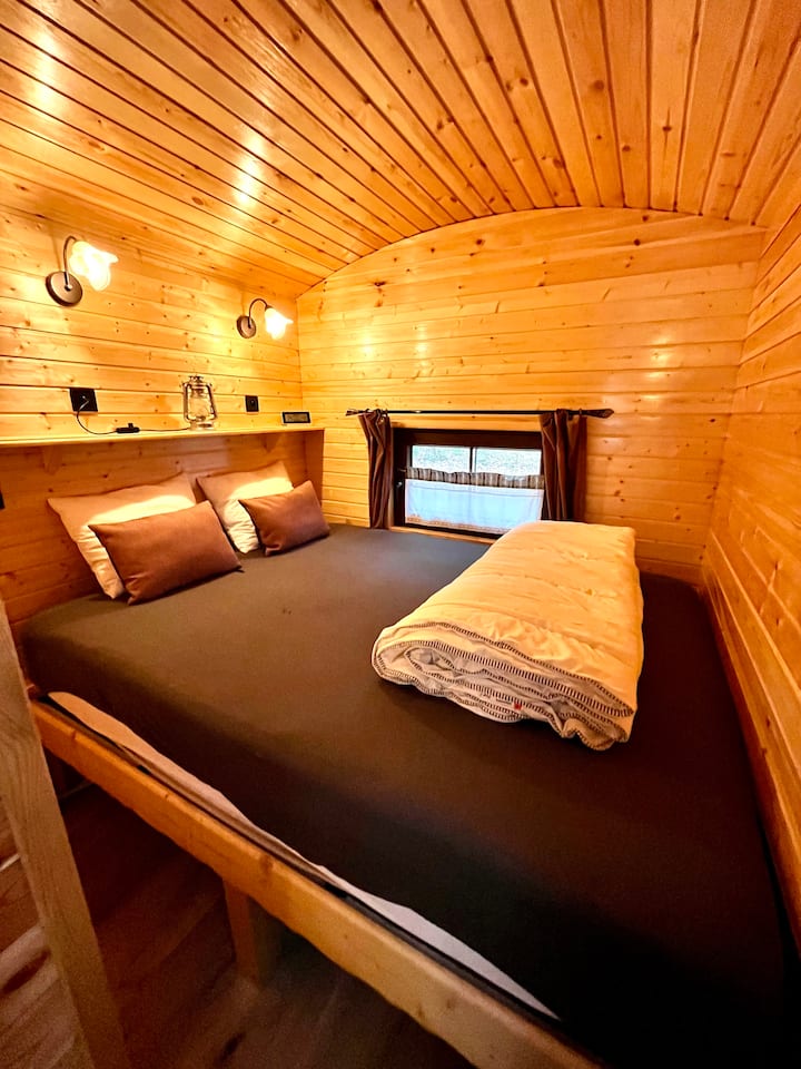 Cozy sleeping area with queen-size bed (160x200).