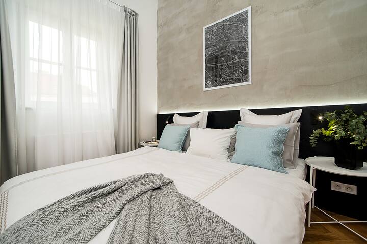 Luxurious two-bedroom in the Old Town gallery image 2