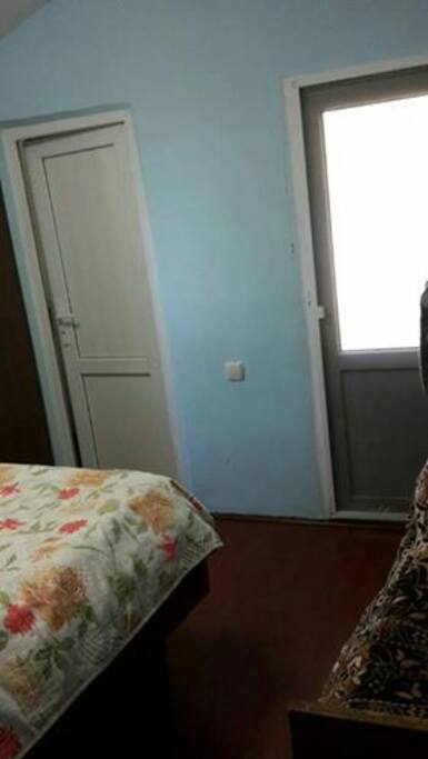 одна дверь в ванную,а другая на балкон