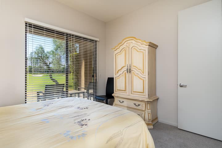 Cama queen en el segundo dormitorio