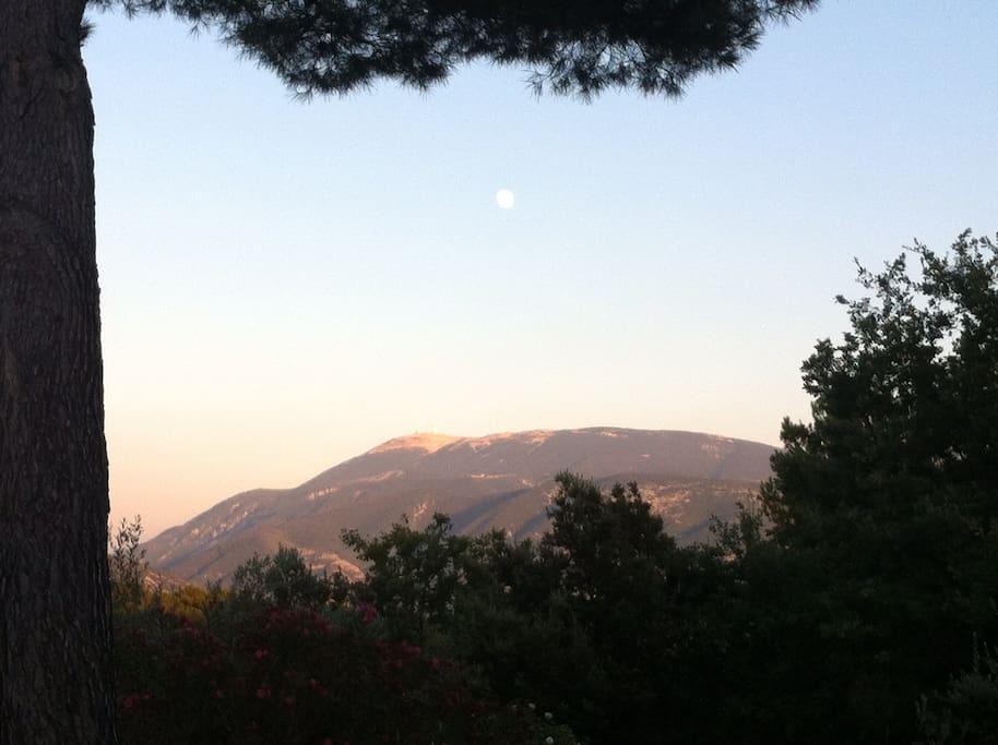 vue superbe du coucher de soleil sur le mont ventoux de la terrasse