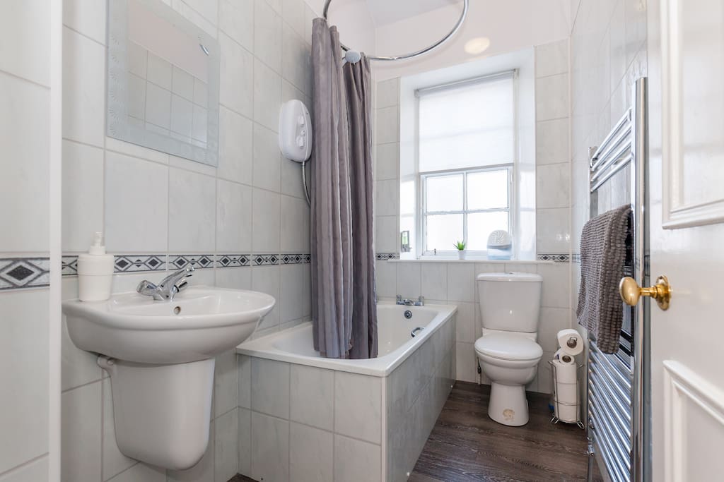 Bright, new bathroom with instant hot water and power shower...or take a relaxing hot bath after a day of walking around historic Edinburgh city. Shampoo/gel and towels provided.