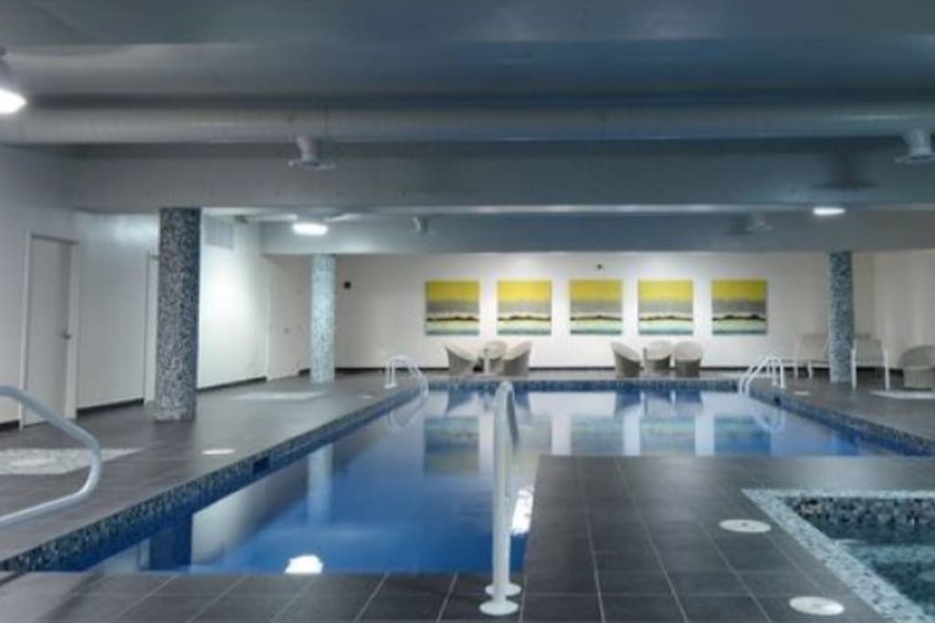 Jacuzzi spacieux, grande piscine 4'1/2 de profondeur. Tres tranquille.
Jacuzzi spacious and quiet, sauna. Big swimming pool 4'1/2 deep. Very quiet.