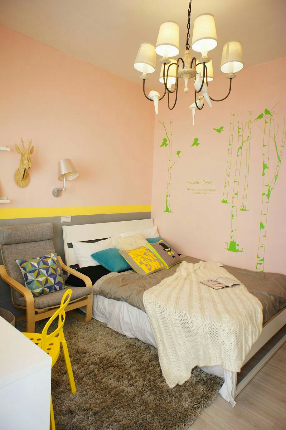 舒適雙人床，房間寬敞整潔，適合短租或長住。
سرير مزدوج مريح، واسع ومرتب، مثالي للإقامات القصيرة أو الطويلة.
