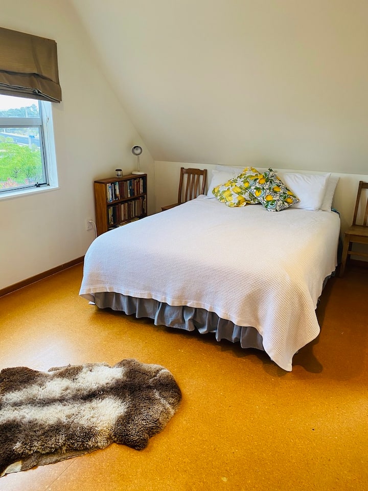 Მთავარი საძინებელი მაღლა საწოლით.