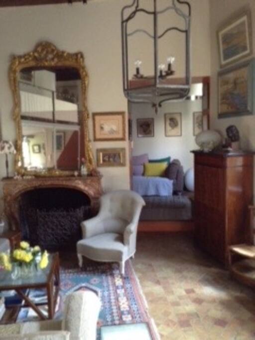 cheminée du salon , au fond salon télé