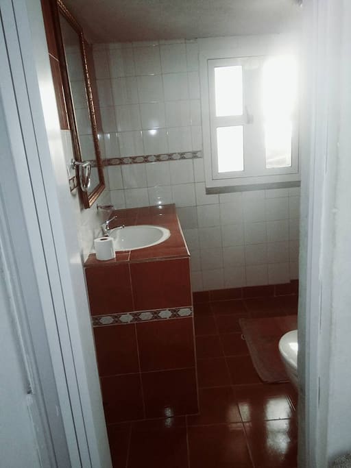 El baño privado de la habitación.