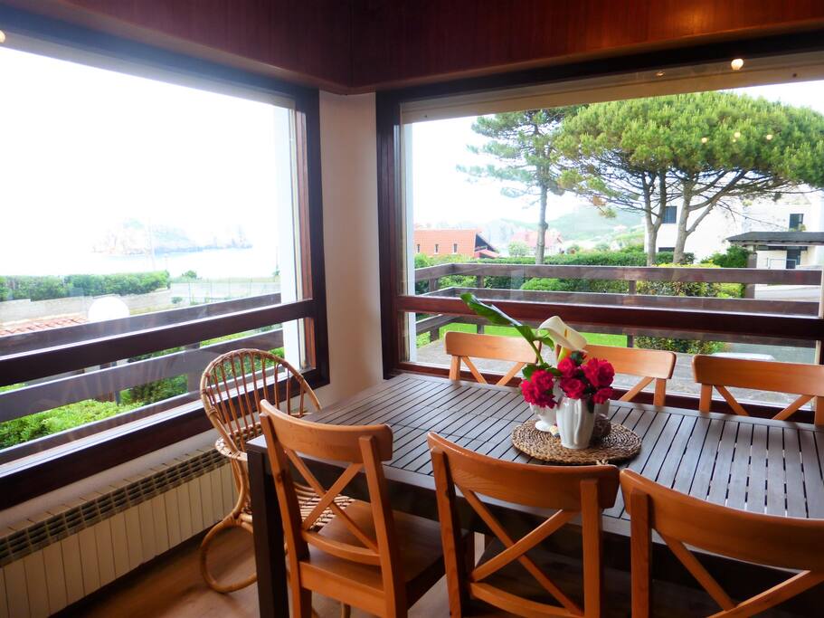 Salón comedor con impresionantes vistas al mar.