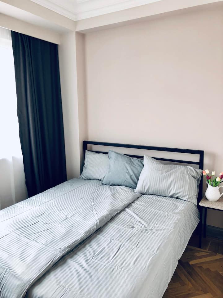 卧室2 ，配有双人床。