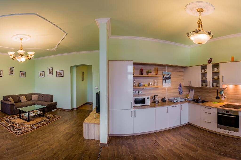 Kitchen and dining area / Кухня и обеденная зона