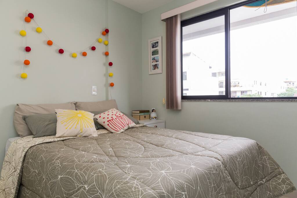 Cozy room with double bed, air conditioning, cable TV, closet and nightstand. Located in Recreio dos Bandeirantes, close to the Olympic Games and only 10 minutes from the beach. Quiet neighborhood, residential and safe area with bars, restaurants, cafes, malls, banks, pharmacies and hospitals around.