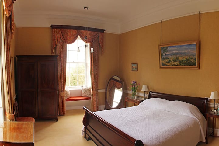 Yellow Room, en el primer piso, tiene una cama tamaño king con ventanas orientadas al este y al sur que ofrecen vistas al río. En el luminoso y espacioso baño en suite hay un maravilloso baño victoriano original y una gran ducha a ras del suelo.