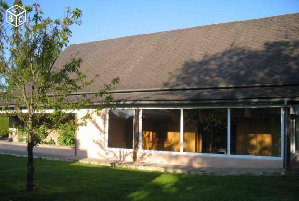 La véranda avec une partie du jardin.
