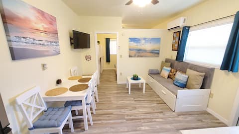Successful Airbnb property: Escape Paradise private relax backyard 6min beach in Seminole