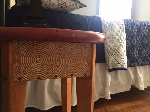 Chambre 5 Table de nuit par un artiste local de Houston, David Marsh