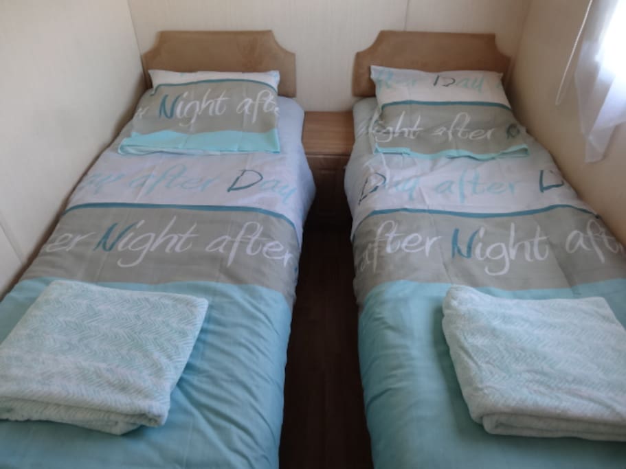 la chambre 2 avec 2 lits simples