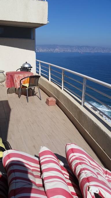 Amplio balcón panorámico, el cual es abierto para disfrutar del sol. Tiene habilitada una mesa para disfrutar de las comidas al aire libre.