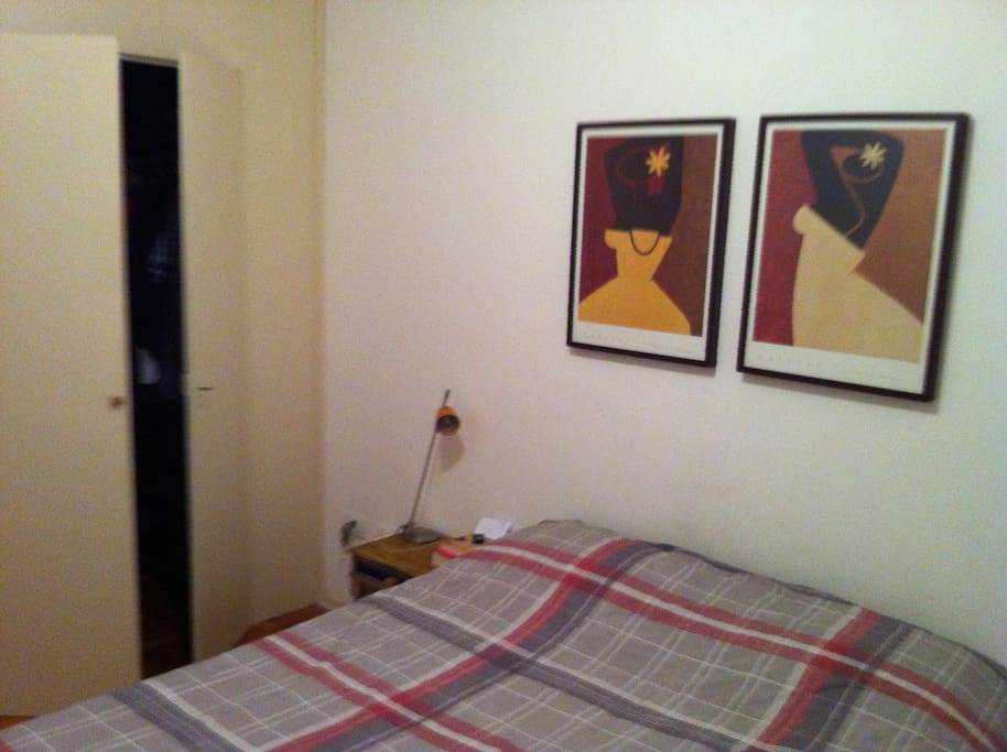 No quarto, tem um armário tipo closet.