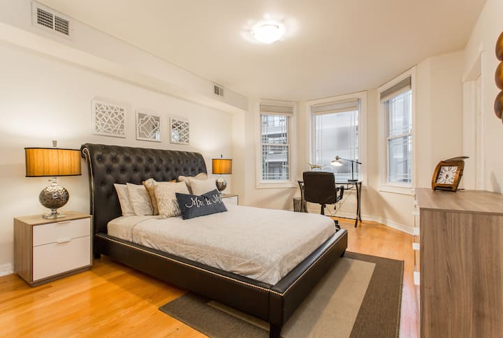 Chumba cha kulala cha Master, kilicho na kabati kubwa ya kuingia ambayo pia inaweza kuwa ofisi tofauti 