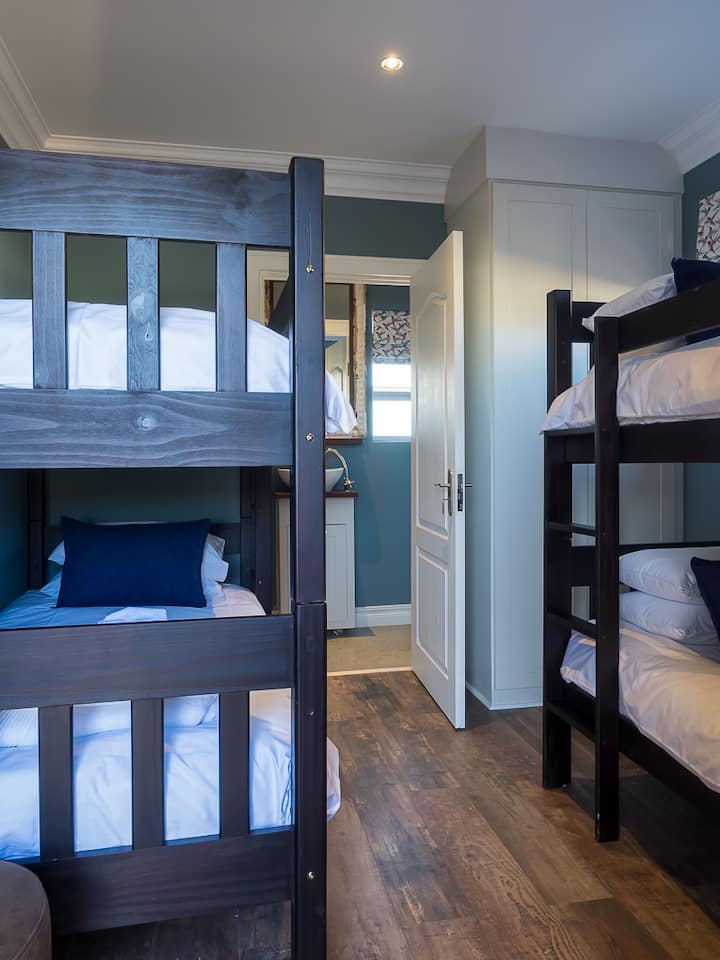 خارج سرير مكون من طابقين مع حمام داخلي مع دش