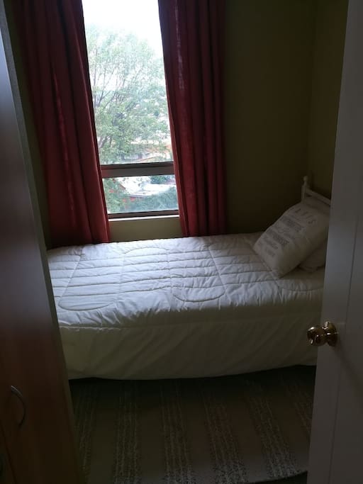 Lindo dormitorio con cama de plaza y media