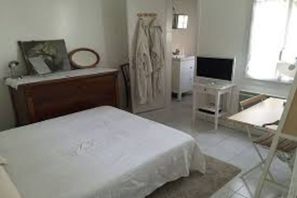 1 bed with tv and office