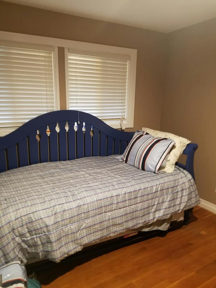 غرفة نزلاء بسرير مزدوج وسرير مزدوج