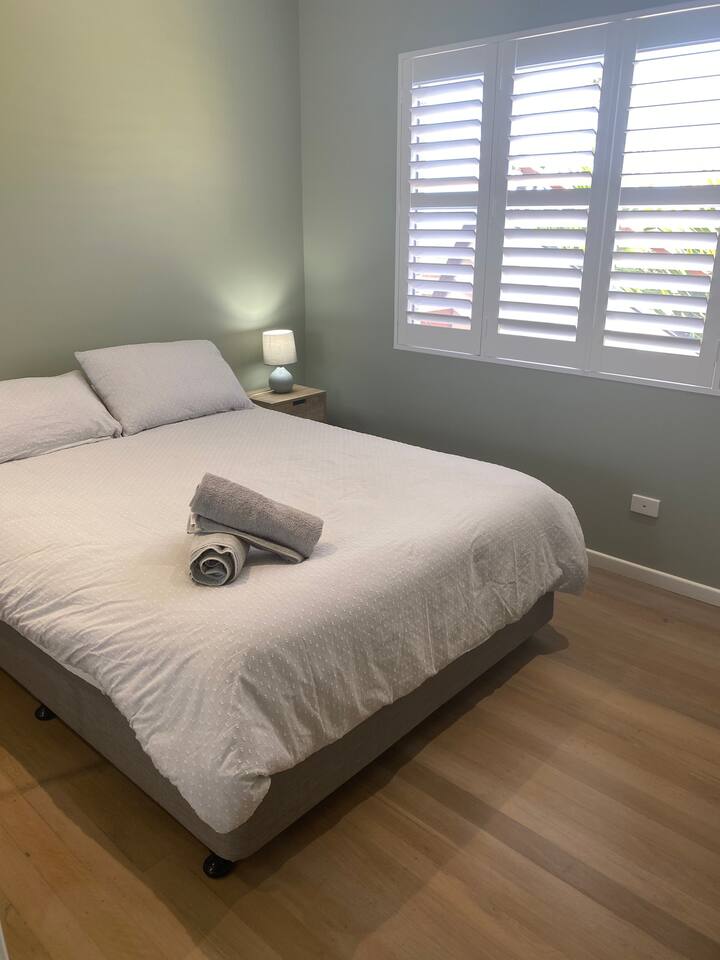 בחדר שינה שתיים יש נוף לחוף הים, שינה מלאה, האזינו לגלים המתנפצים על החול שלמטה.