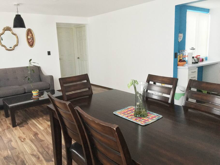 living room and dining room/Sala y comedor.