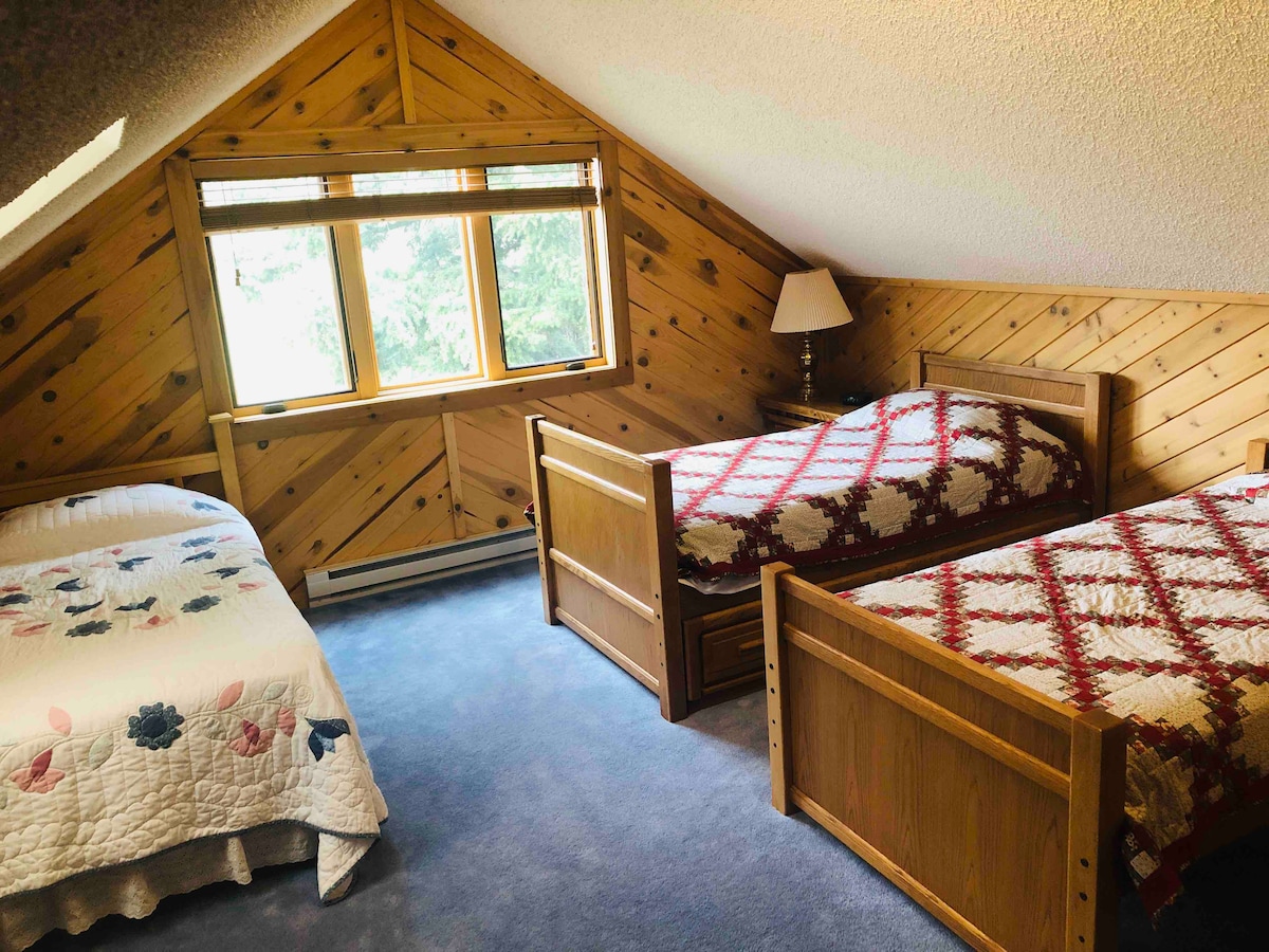 Upstairs Bedroom with 3 Twin Beds