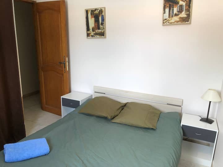 Schlafzimmer 1 : 1 Doppelbett. Blick auf den Pool
