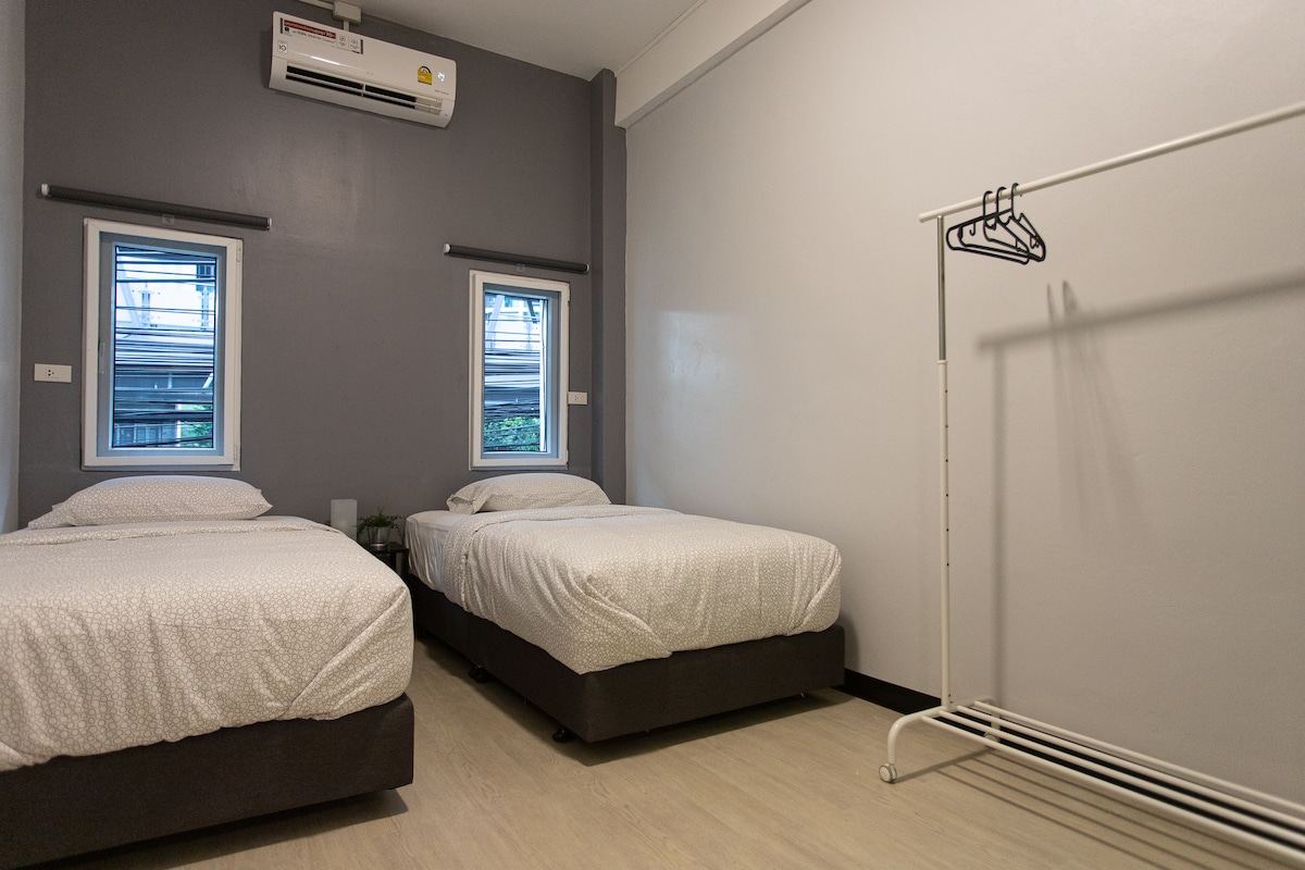 Spavaća soba#2 ima 2 kreveta za 1 osobu