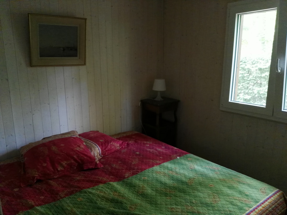 חדר שינה ראשון עם 2 מיטות יחיד וארון בגדים גדול