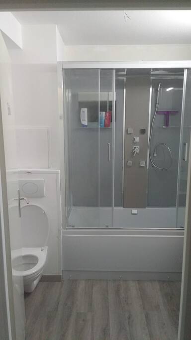 Baignoire douche avec jets hydromassants